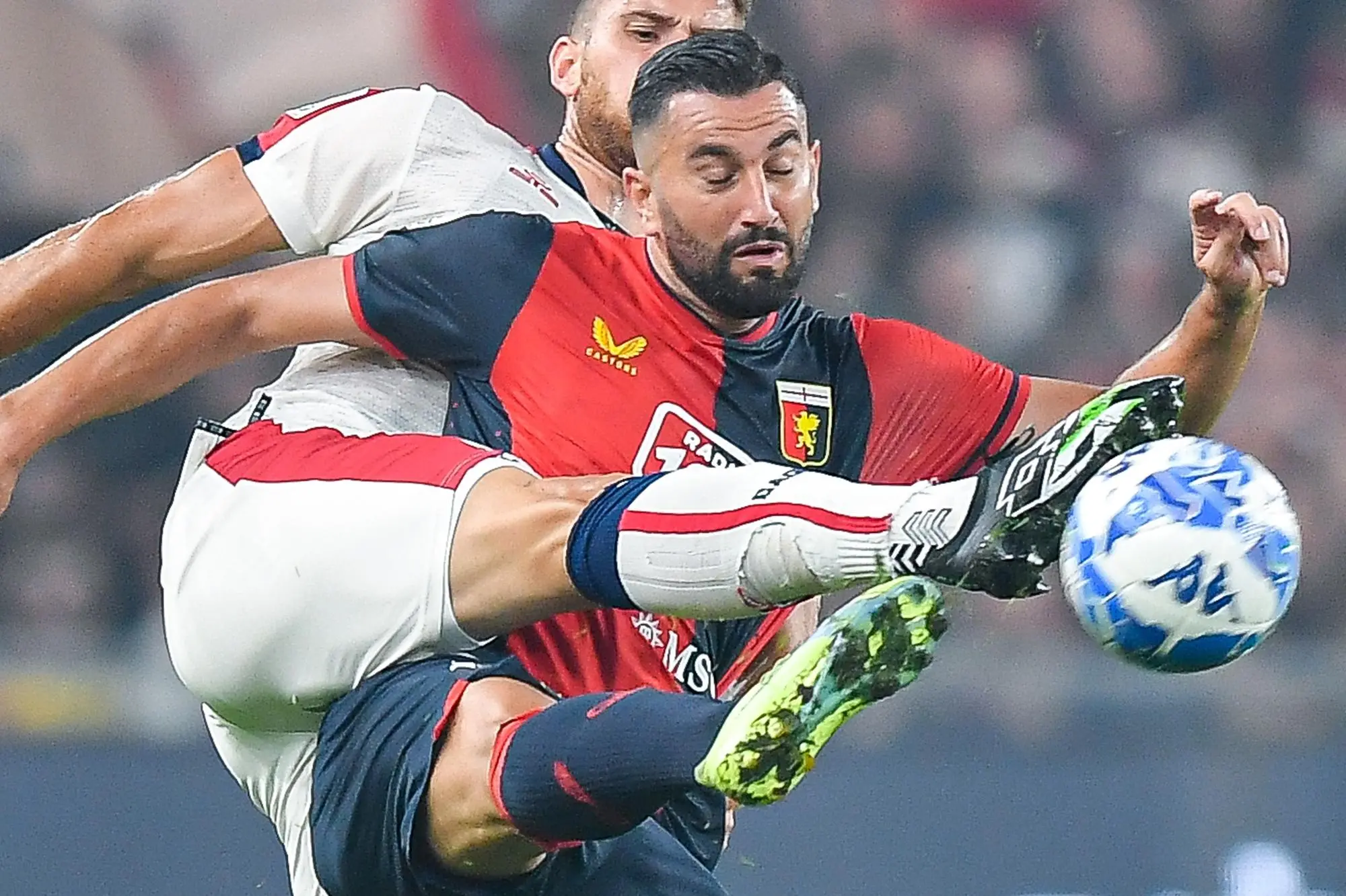 Cagliari's Italian defender Giorgio Altare (left) and Genoa’s Italian forward Massimo Coda vie for the ball during the Italian Serie B soccer match Genoa Cfc vs Cagliari Calcio at Luigi Ferraris stadium in Genoa, Italy, 7 October 2022. ANSA/STRINGER