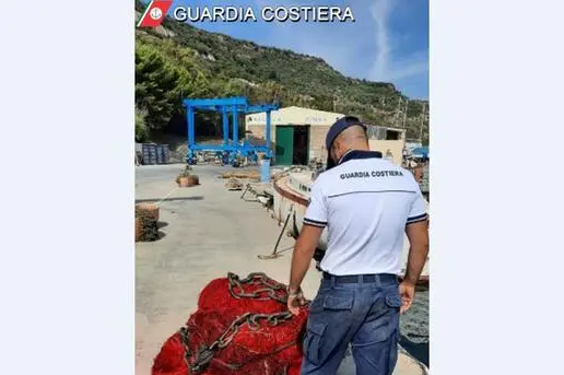 Lo strumento sequestrato (Foto Guardia costiera)