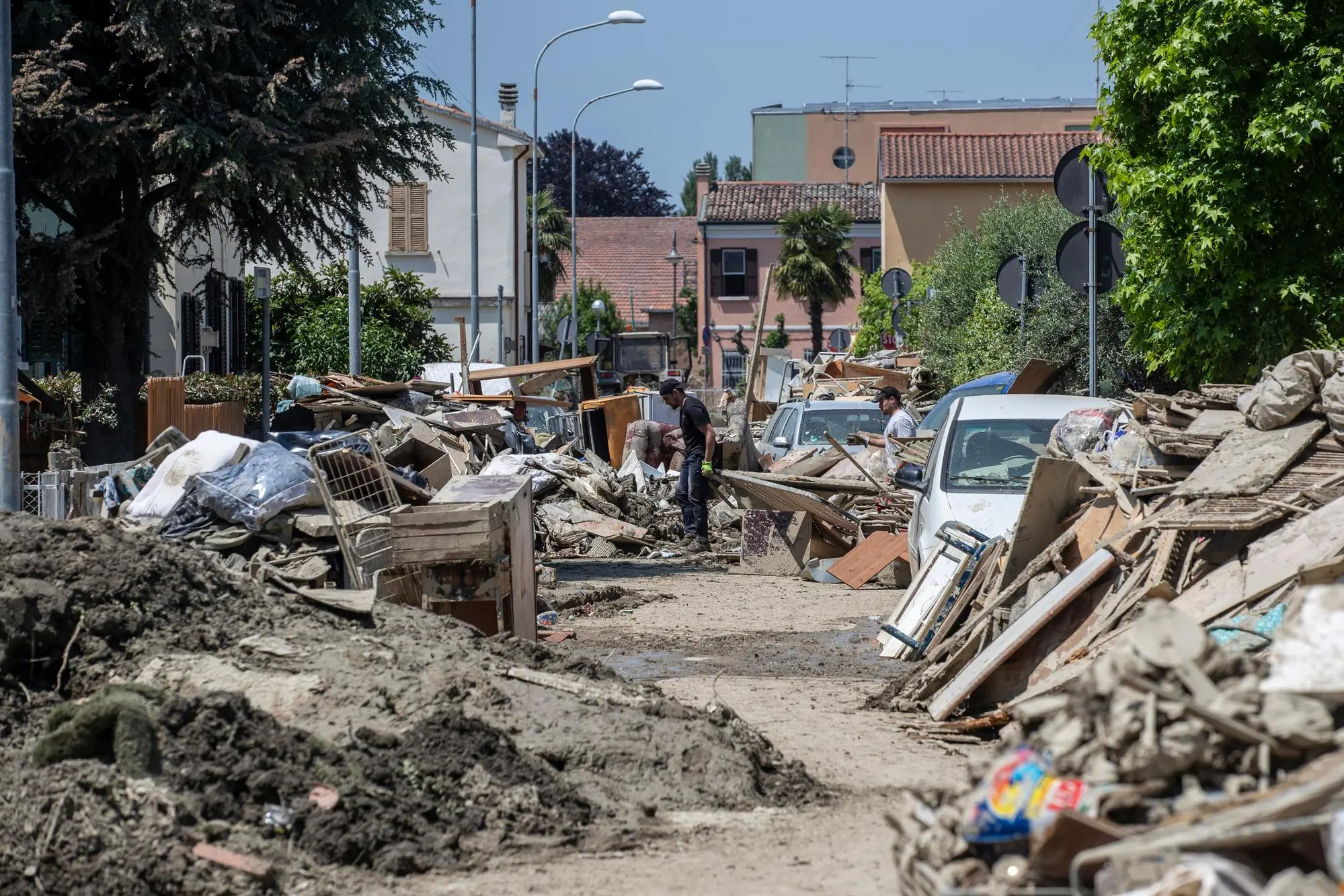 Detriti sulle strade dopo l'alluvione in Emilia Romagna (foto Ansa)