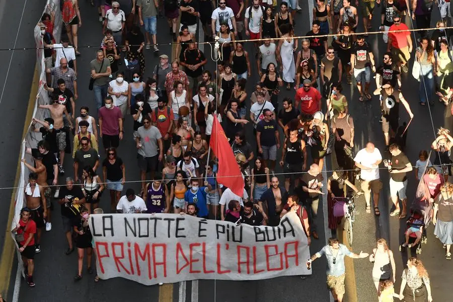 Il corteo sfilato per le strade di Genova (Ansa)
