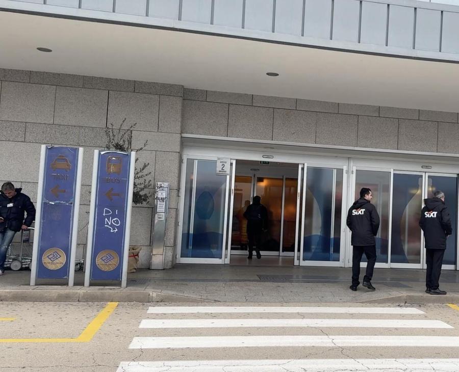 Bus insufficienti in aeroporto: «Serve una linea no stop»