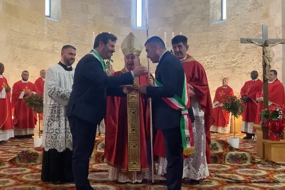 Lo scambio delle chiavi tra Mulas e Mascia (foto Pala)