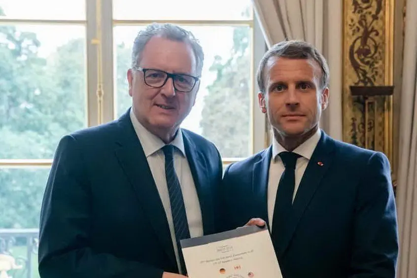 R⁭ichard Ferrand insieme a Emmanuel Macron (foto Twitter)