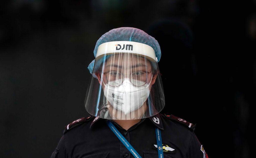 Pechino ripiomba nell'incubo coronavirus, un'addetta alla sicurezza nell'aeroporto