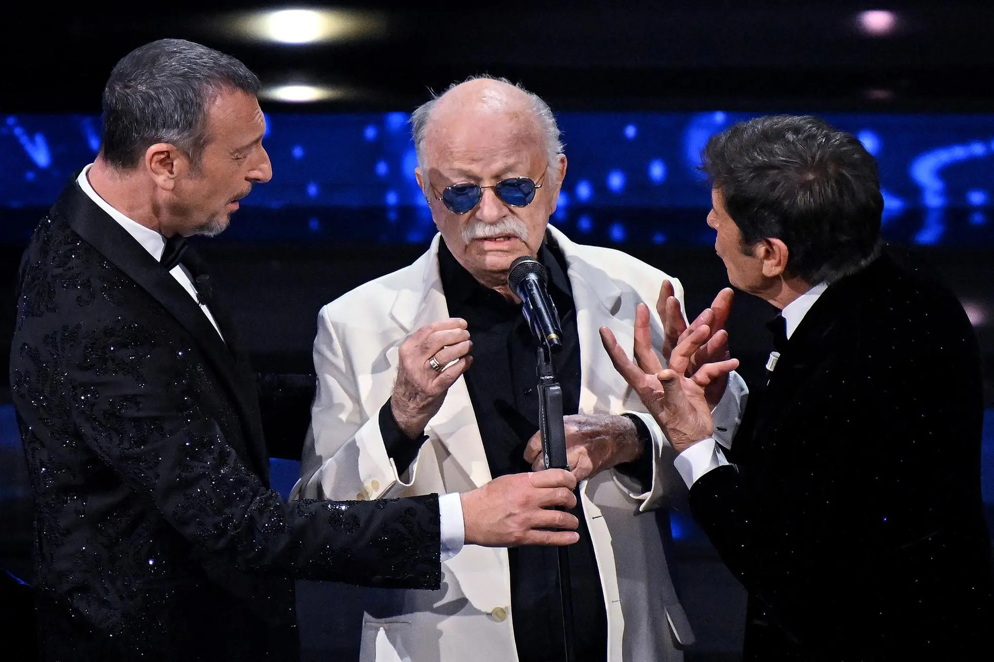 Gino Paoli con Amadeus e Gianni Morandi (Ansa)