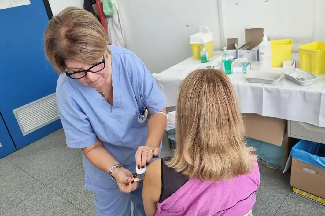 Somministrazione del vaccino (Archivio)