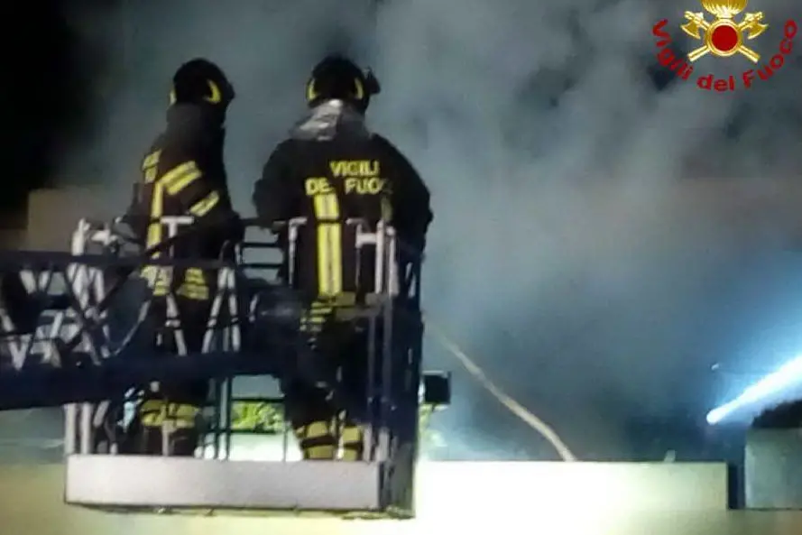 Fiamme in una villetta in via Egadi, a Quartu