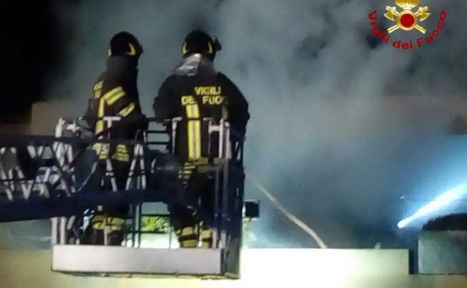 Fiamme in una villetta in via Egadi, a Quartu