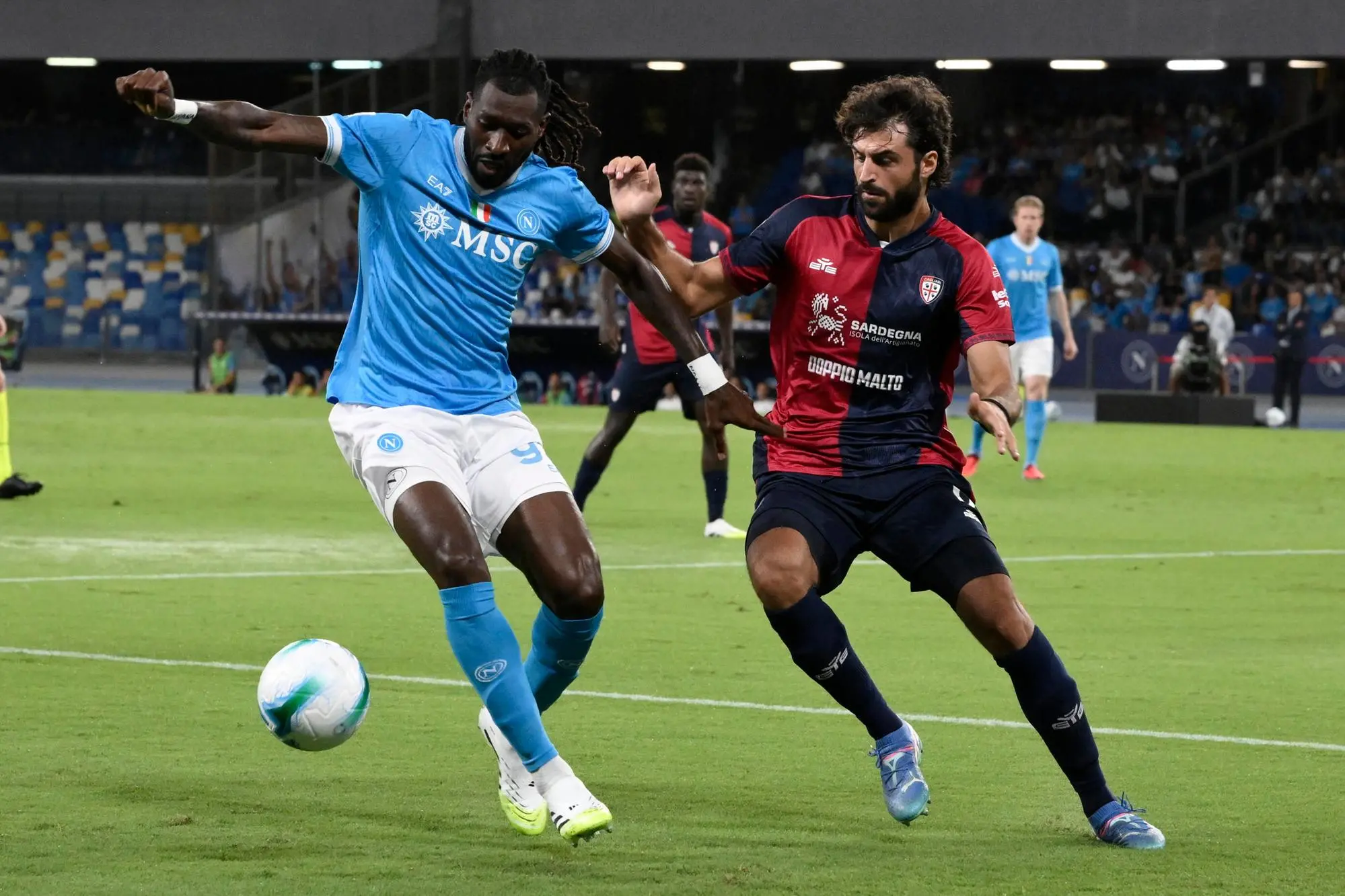Sebastiano Luperto contrasta André Frank Zambo Anguissa in Napoli-Cagliari (foto Ansa)