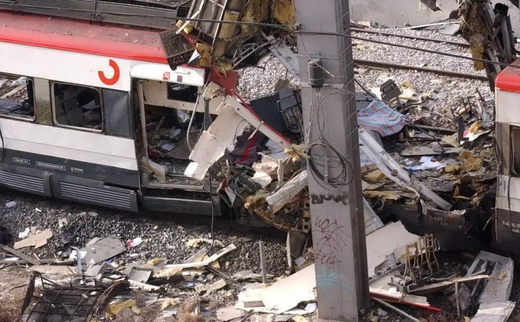 Dieci bombe esplodono in quattro stazioni diverse di Madrid