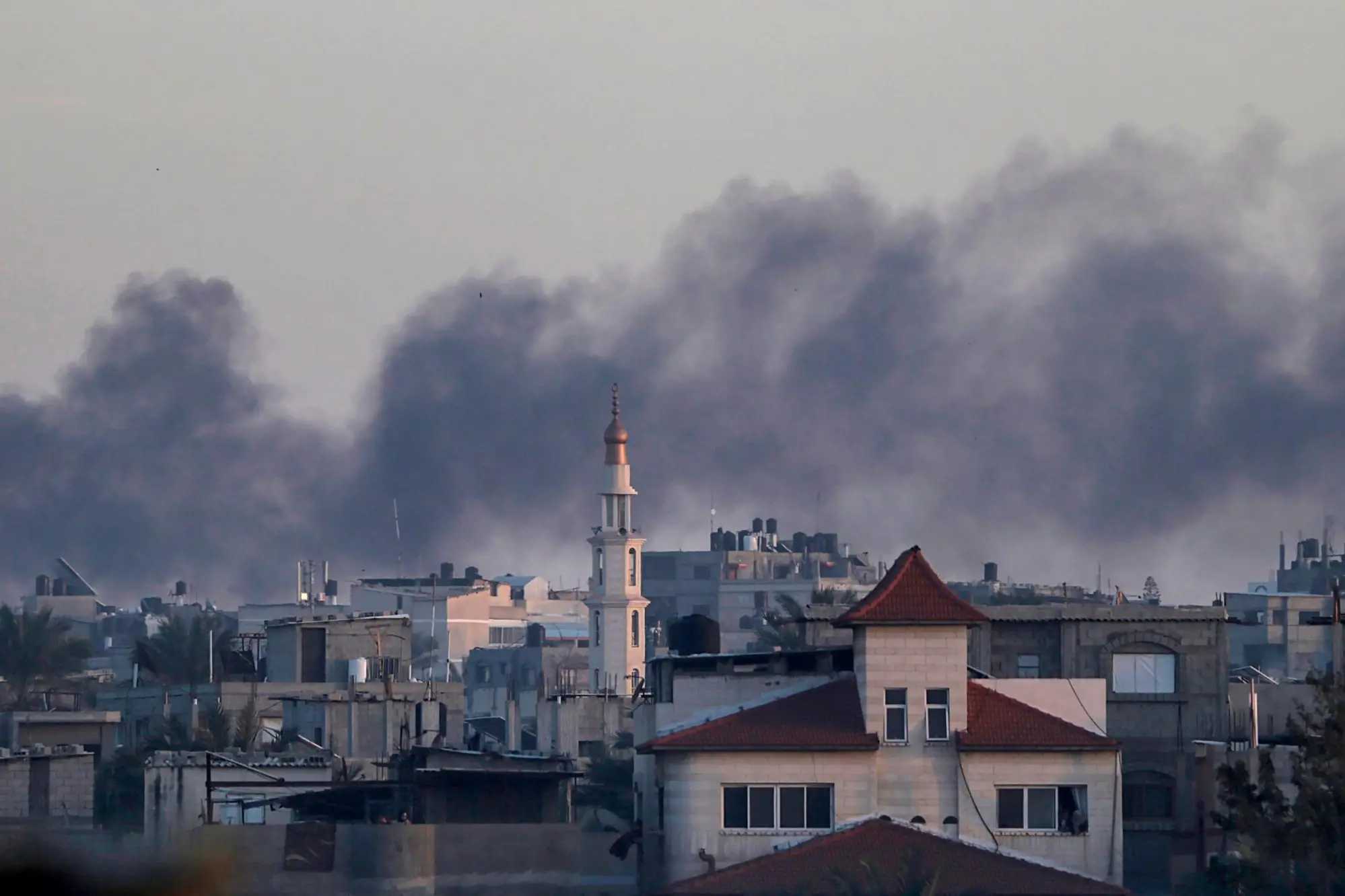 Fumo dopo un raid a Gaza (Ansa-Epa)