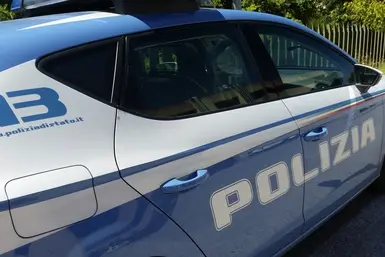 Una volante della polizia (foto Ansa)