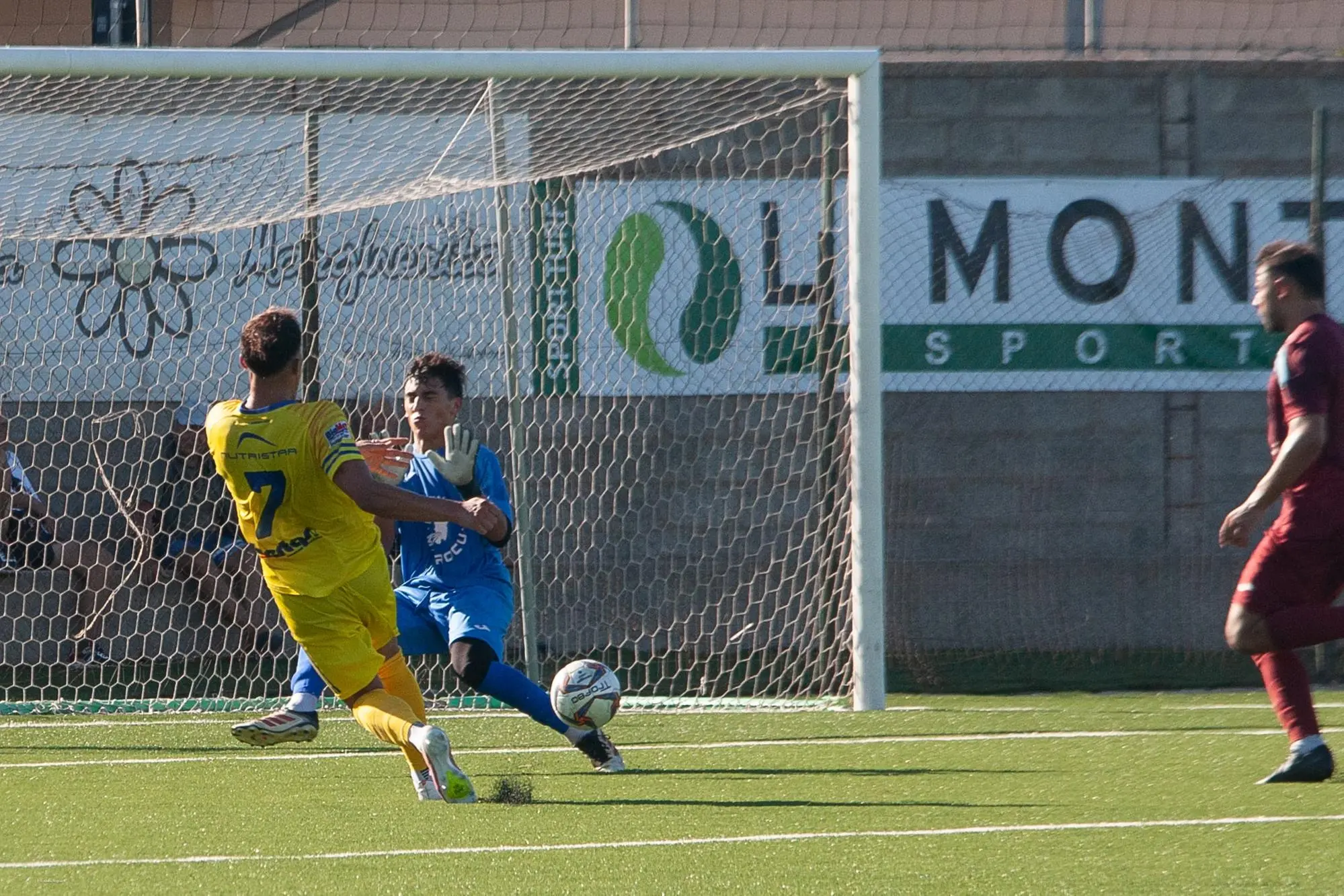 Una delle reti siglate da Massimo Pibiri (26 anni) dell'Arborea nella gara di Coppa Italia contro l'Arbus Guspini Costa Verde (foto di Virgilio Alfano)