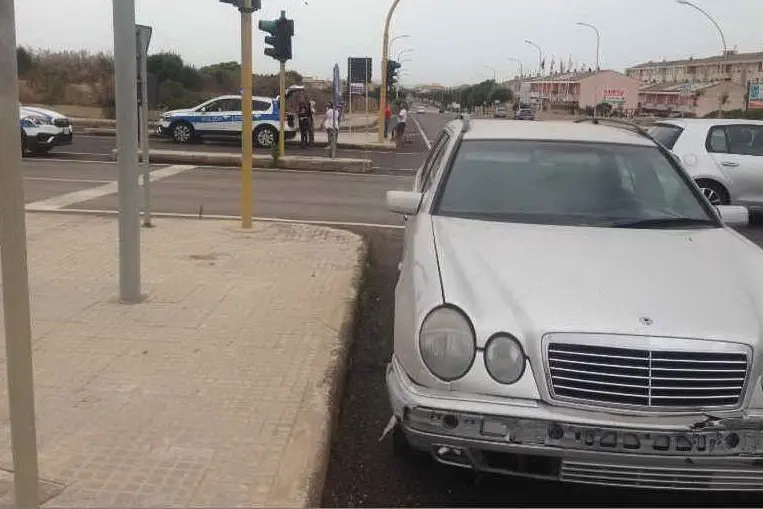 La Mercedes coinvolta nell'incidente (foto L'Unione Sarda - Pala)