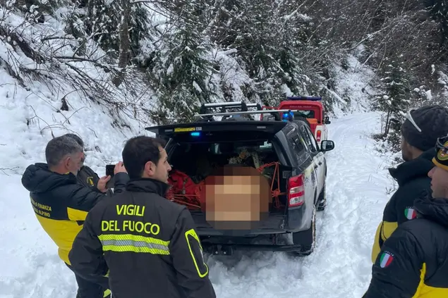 Il carro funebre (Ansa - Vigili del fuoco)