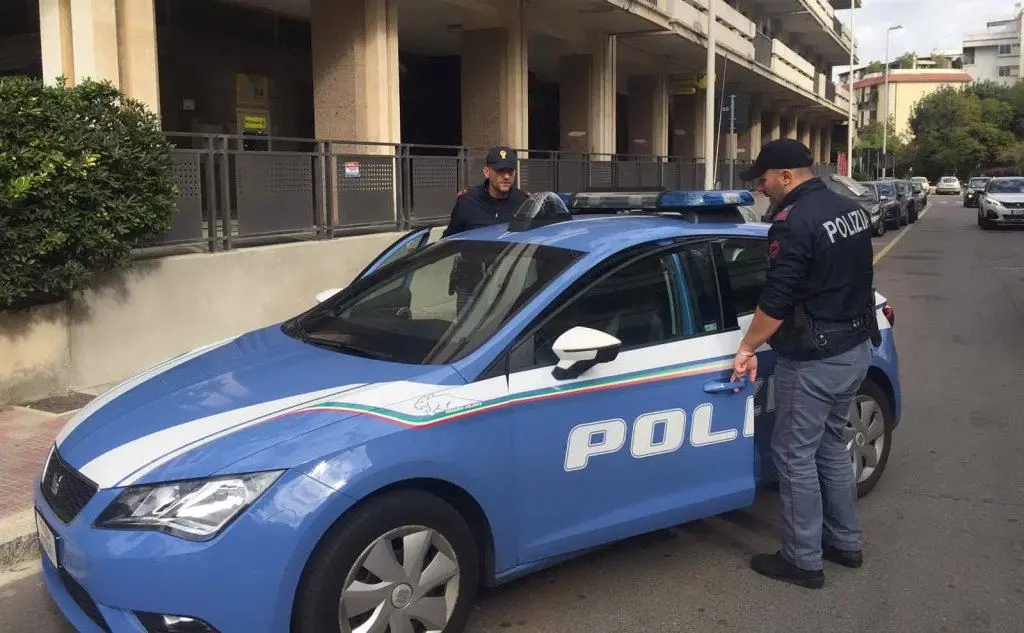 In azione tre banditi armati di fucili