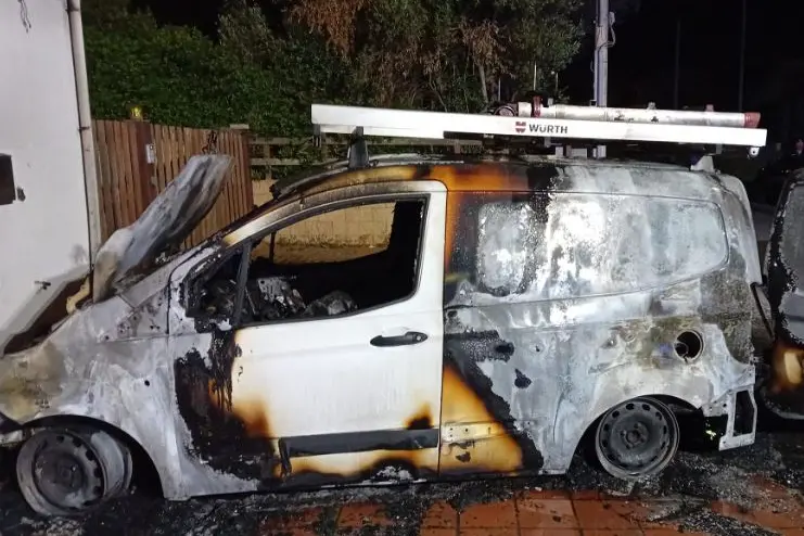 Il furgone bruciato (foto concessa)