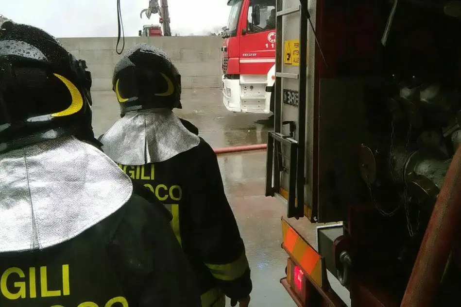 I vigili del fuoco (foto Ansa)