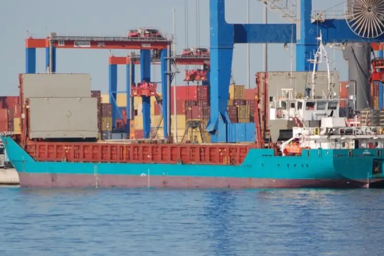 La nave cargo fermata a Porto Torres (foto concessa)