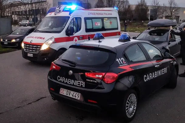 Ambulanza e carabinieri (foto Ansa)