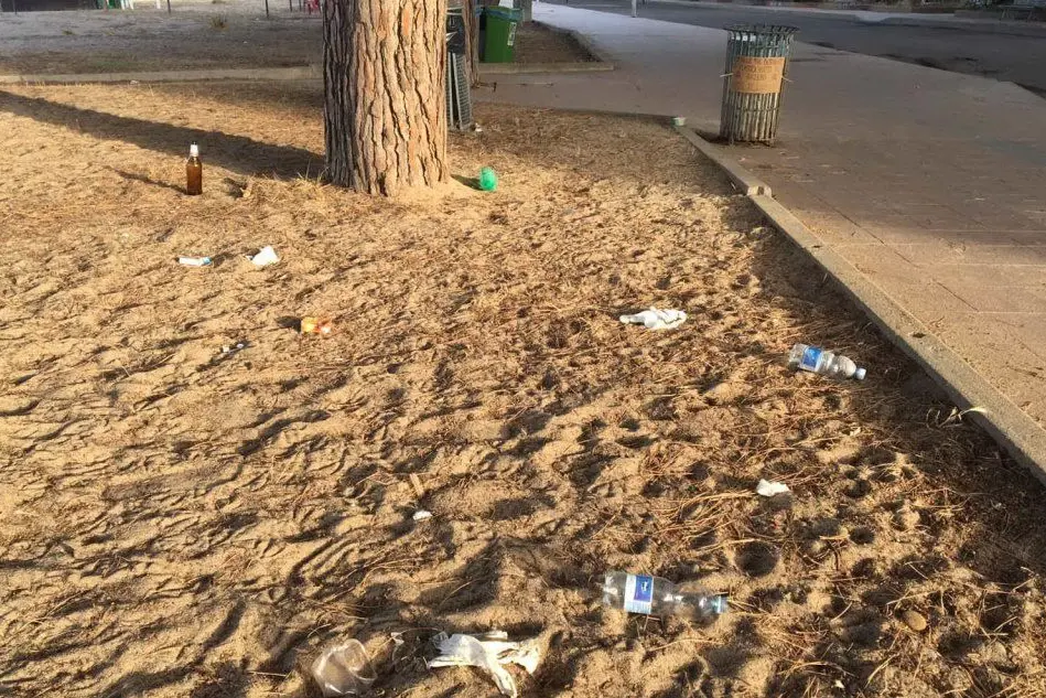 I rifiuti sulla spiaggia di Torre Grande (foto Gianluigi Deidda)