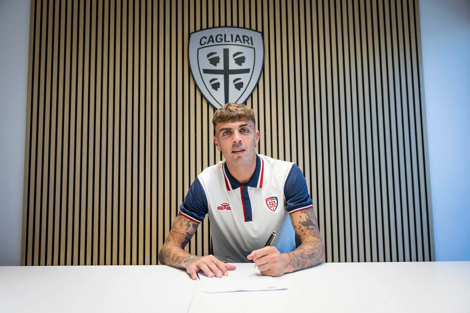 Daniel Maldini firma con il Cagliari (foto Cagliari Calcio)