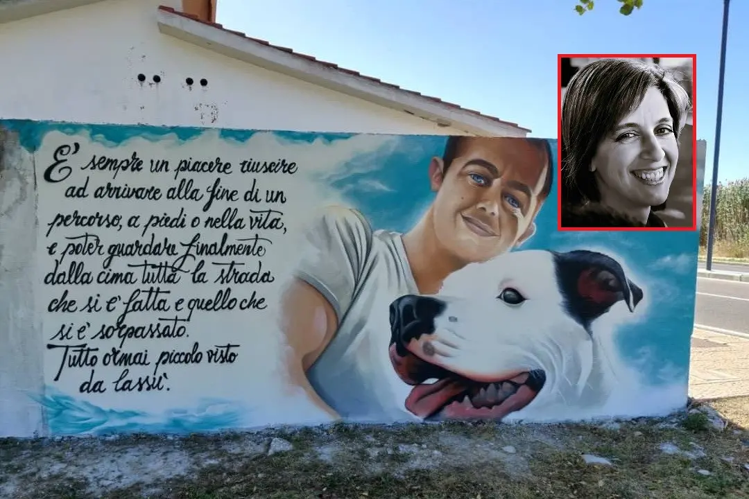Il murale in ricordo di Davide Toro e, nel riquadro, la madre Elisa Medda