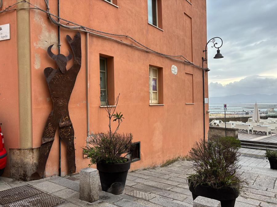 Castello, il Minotauro non piace a Don Luca, sale sulla scala e lo toglie