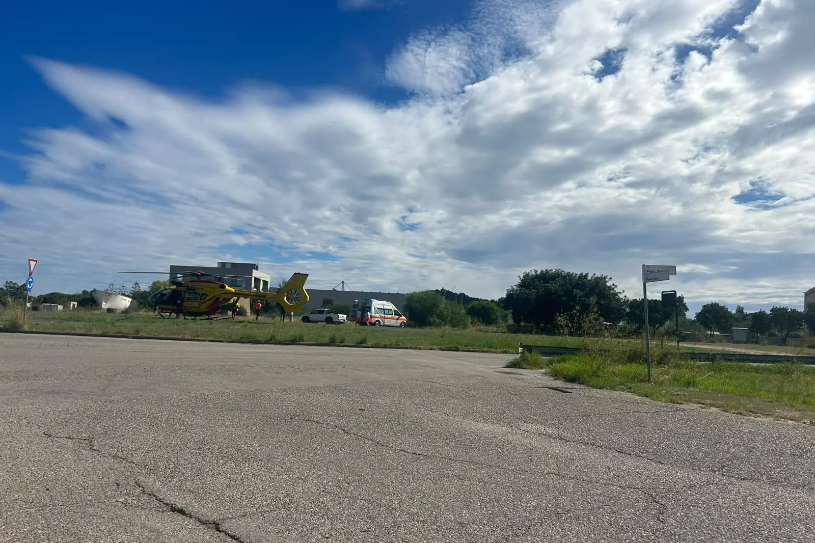 L'elicottero e l'ambulanza in zona industriale (Secci)