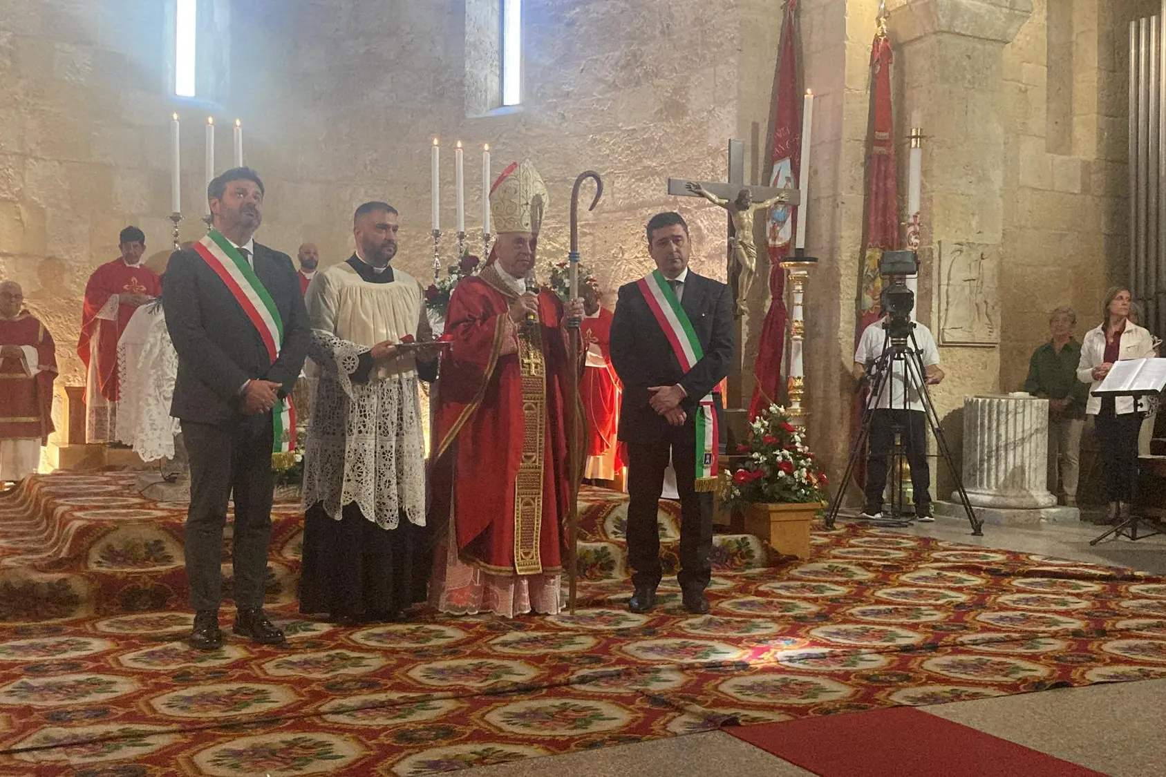 Scambio delle chiavi tra i sindaci Mascia e Mulas (foto Pala)