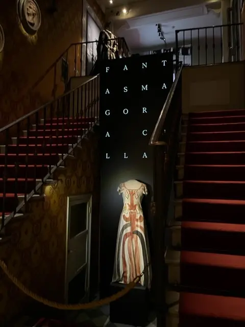 La mostra Fantasmagoria Callas con il costume disegnato da Salvatore Fiume per Medea