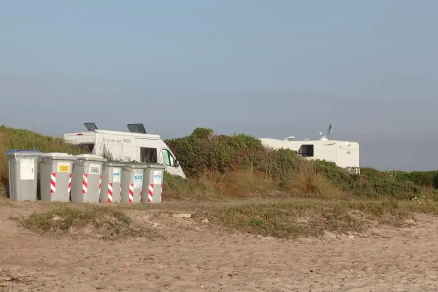 Alcuni camper posteggiati in zona vietata (Foto Tellini)