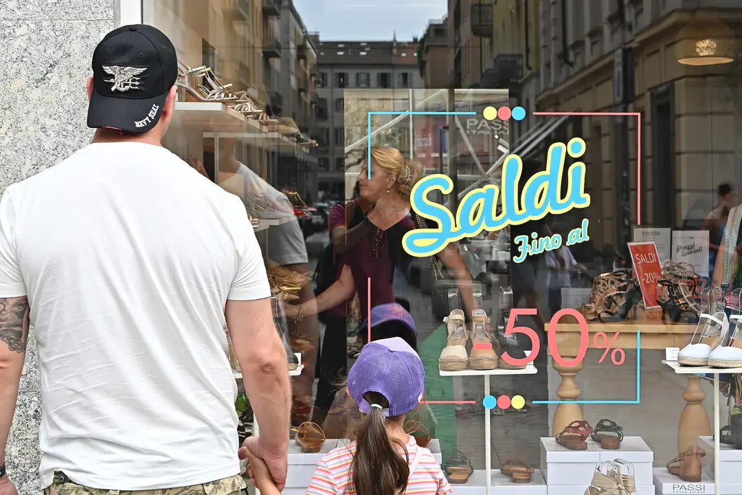 Saldi estivi, al via da sabato in Sardegna: «Boccata d'ossigeno per i commercianti»