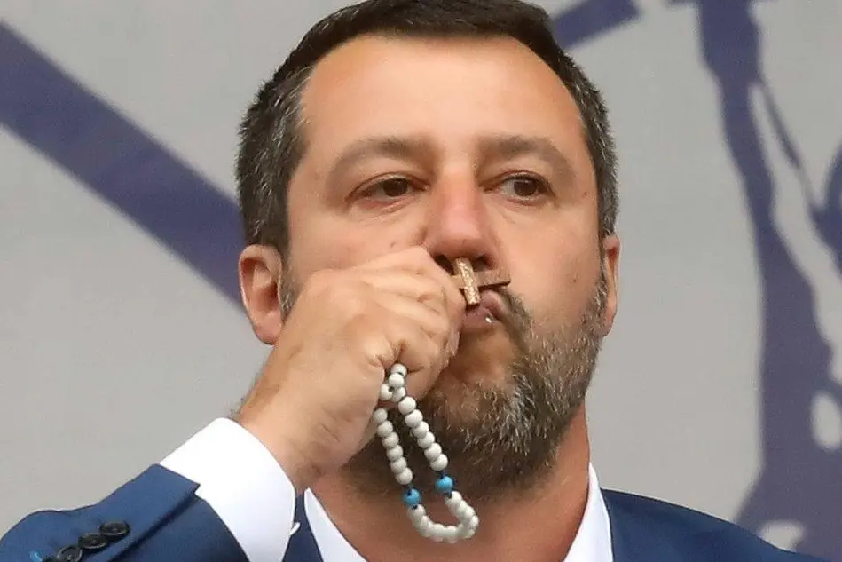 Salvini bacia il rosario (Ansa)