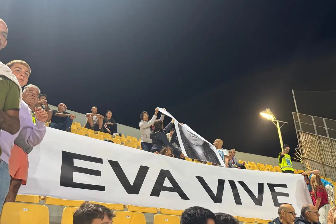 Lo striscione «Eva vive» nel settore ospiti in Lecce-Cagliari