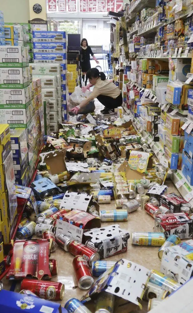 Gli scaffali di un supermercato devastati dal sisma