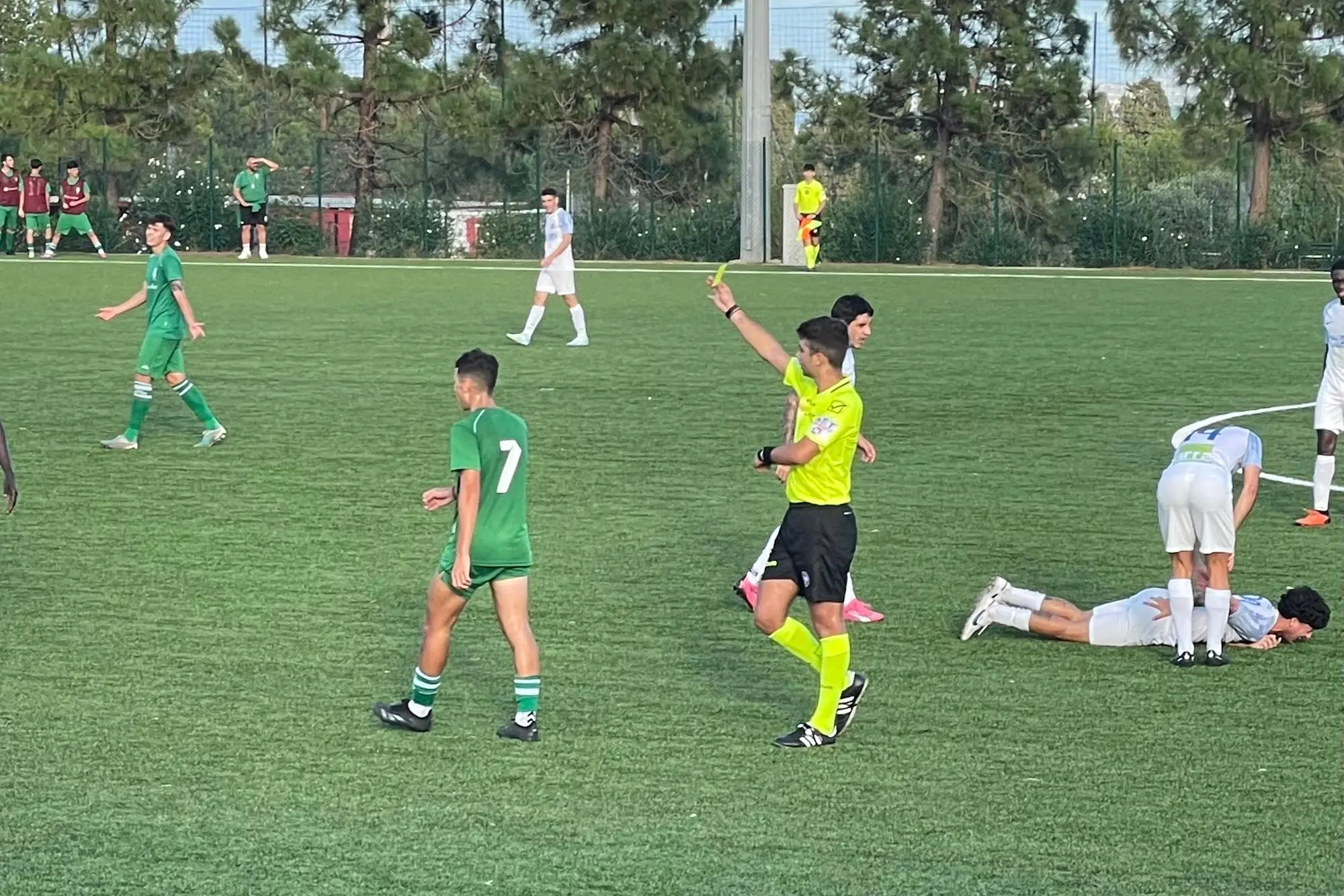 Un arbitro in una partita di calcio regionale della scorsa stagione (archivio)