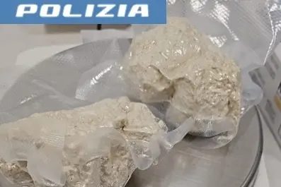 L'eroina ritrovata nell'abitazione di Is Mirrionis (foto Polizia di Stato)