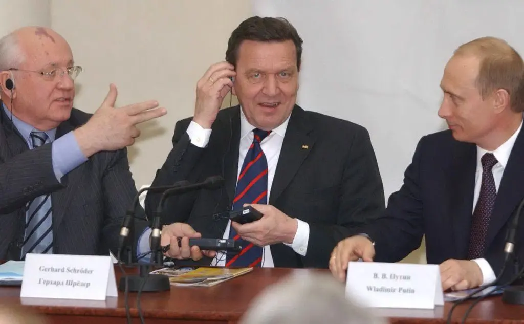 Con Putin, al centro l'ex Cancelliere tedesco Schroeder