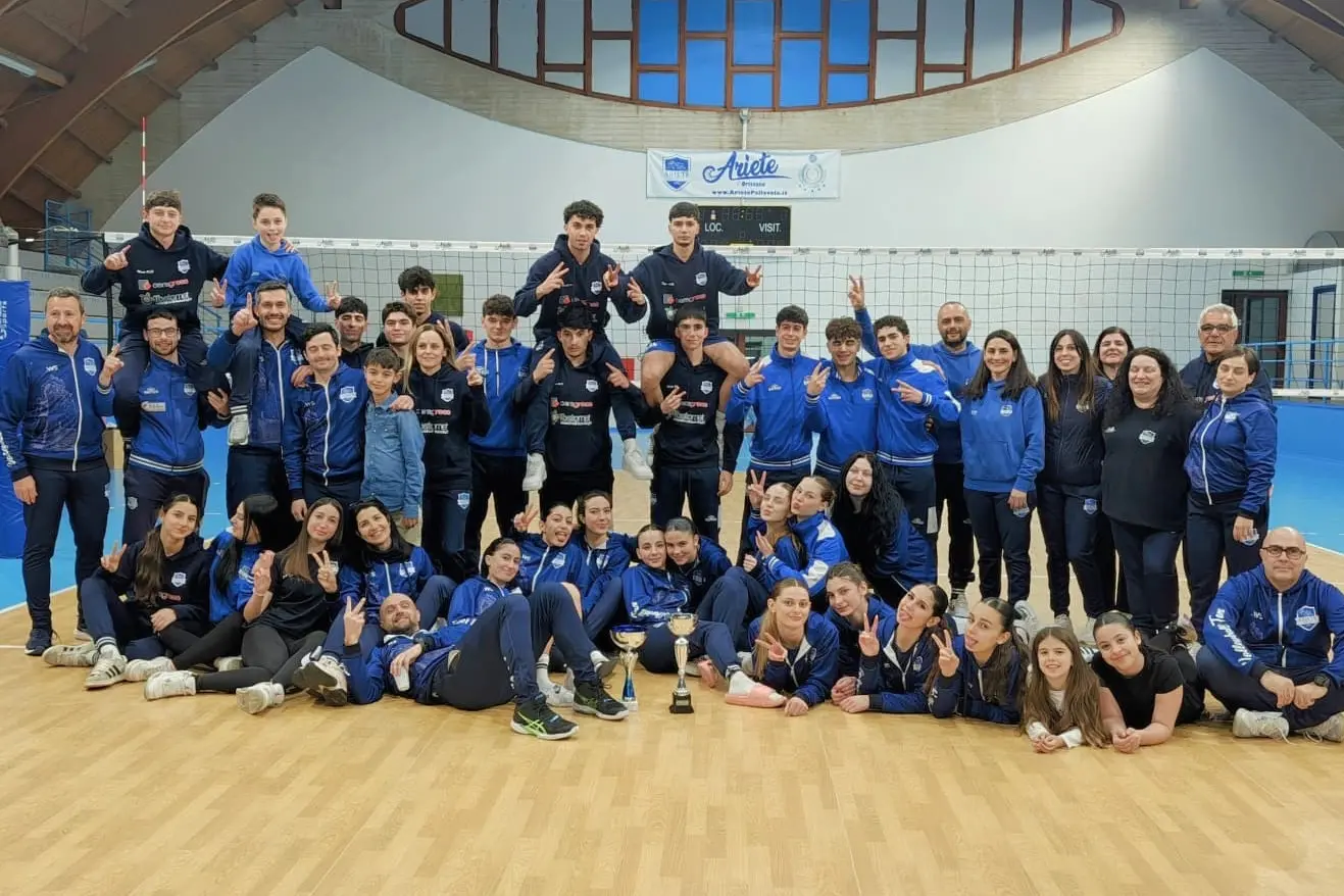 Le due formazioni dell’Ariete pallavolo (foto concessa)