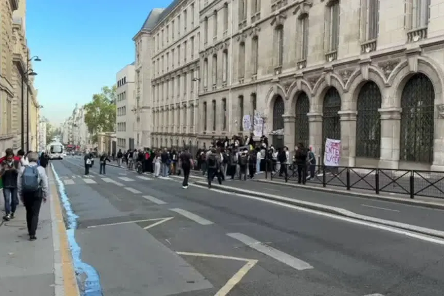Francia, i licei d'elite di Parigi solidali con la protesta