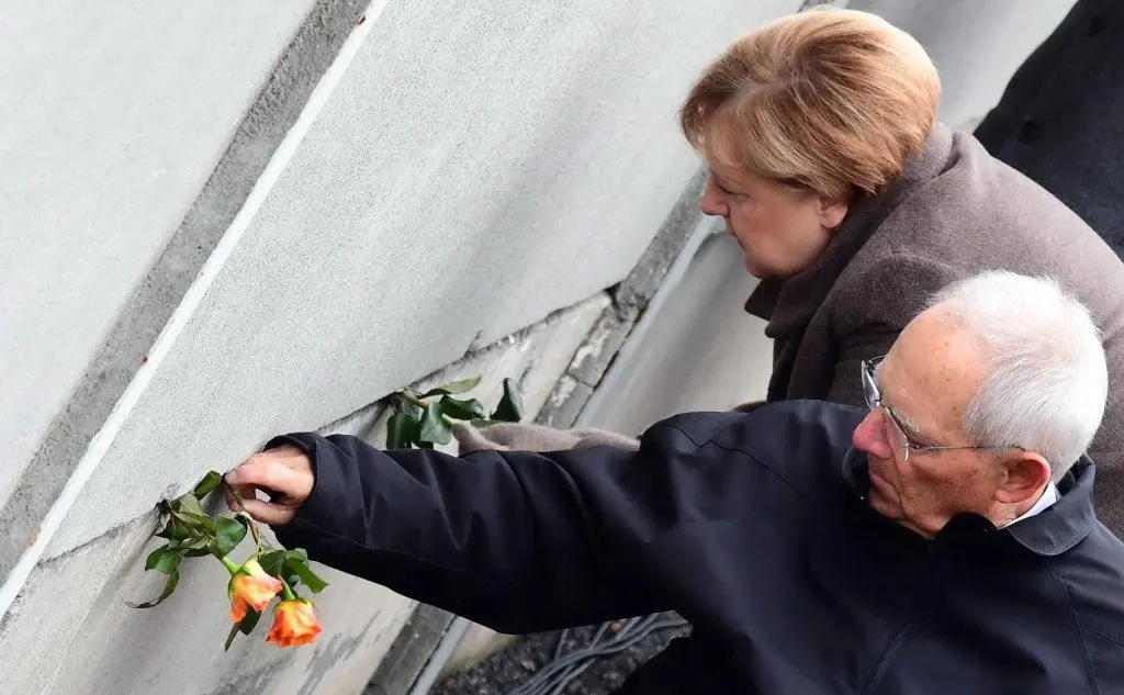 La Merkel e Wolfgang Schaeuble al Memoriale del Muro (Ansa - Epa)