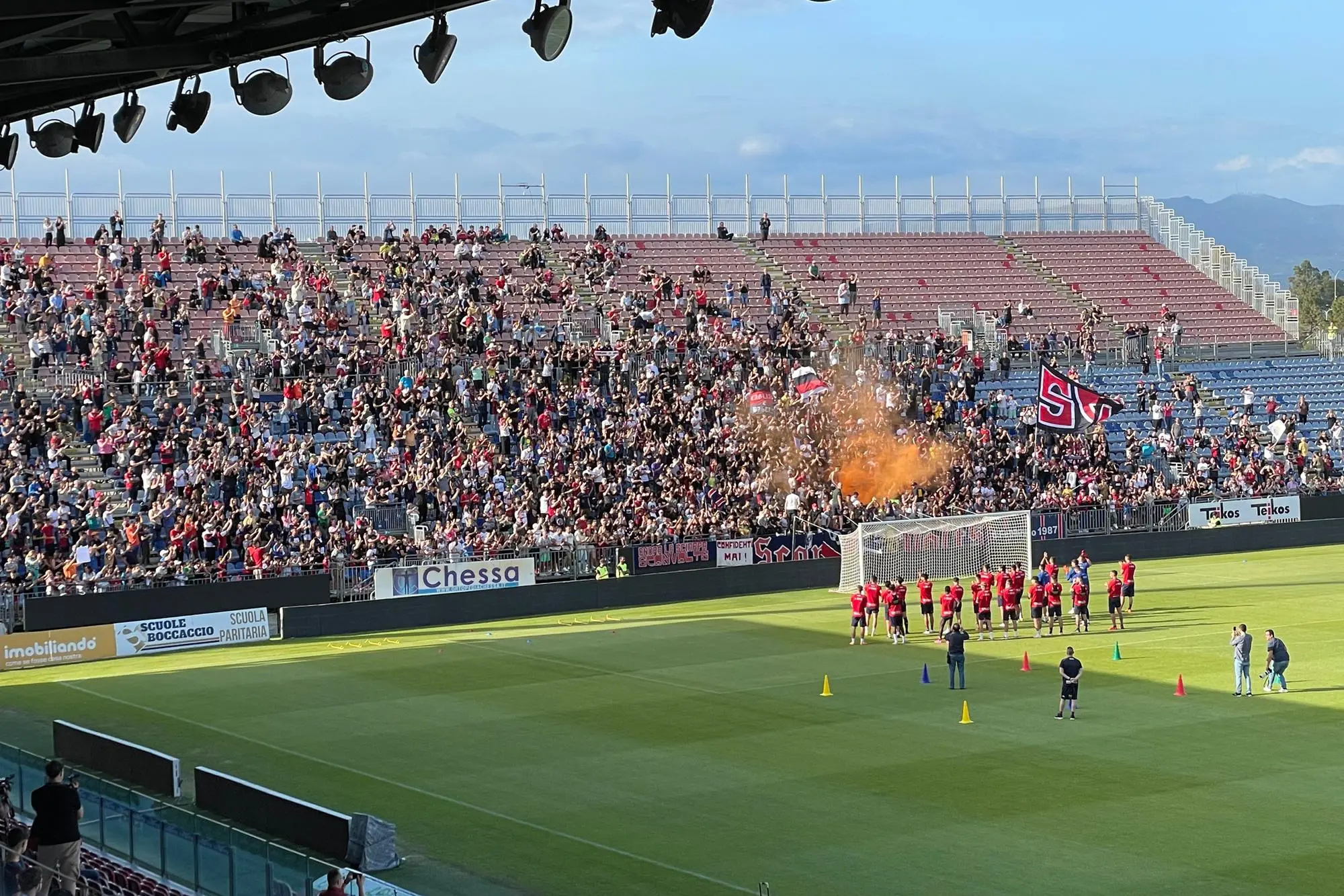 I giocatori del Cagliari ricevono l’ovazione dei tifosi nell’allenamento a porte aperte alla Domus (foto Spignesi)