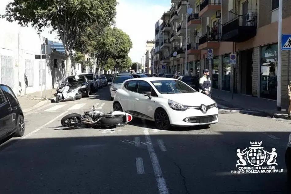 L'auto e la moto coinvolte nell'incidente (foto Polizia municipale)