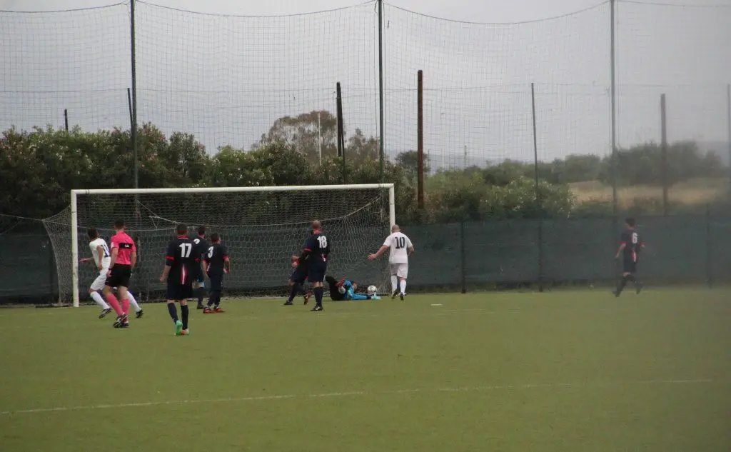 Il secondo gol del Villasimius, segna Valdes (foto L'Unione Sarda - Andrea Serreli)