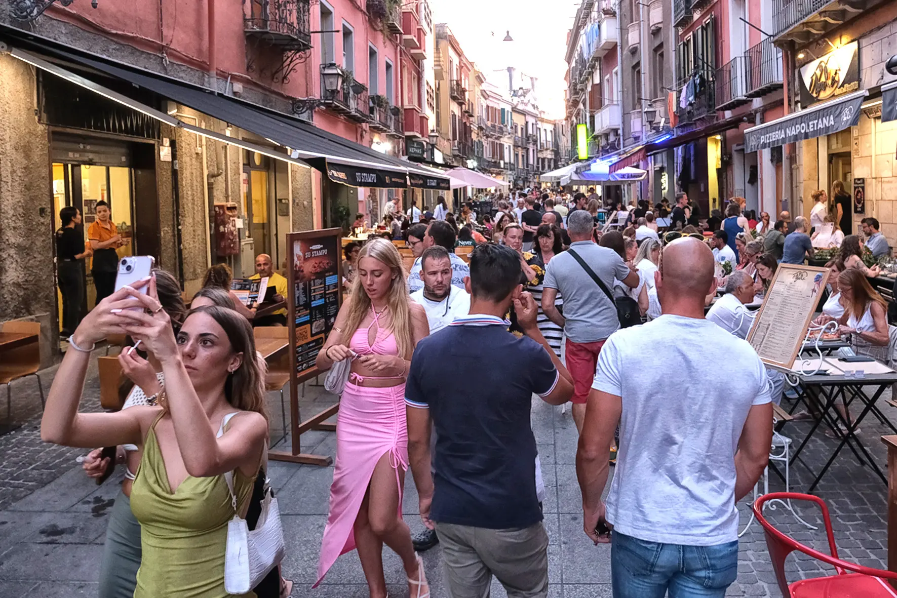 Cagliari, folla a passeggio (foto Giuseppe Ungari)