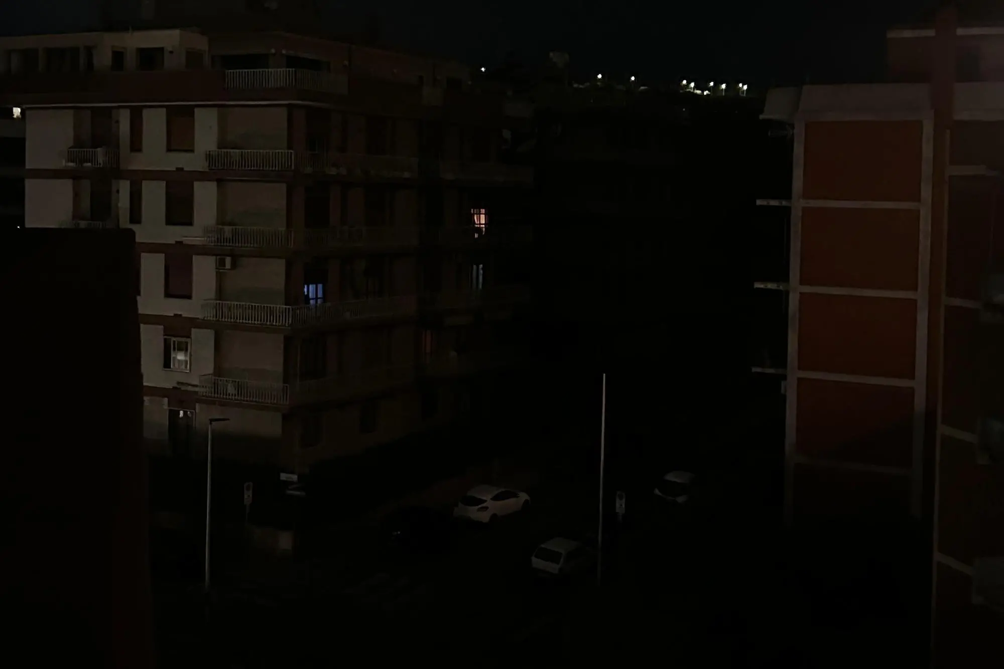 Cagliari, la foto è scattata dal condominio di via Scano 89 che si affaccia su via Pietro Leo, in alto si vede Monte Urpinu