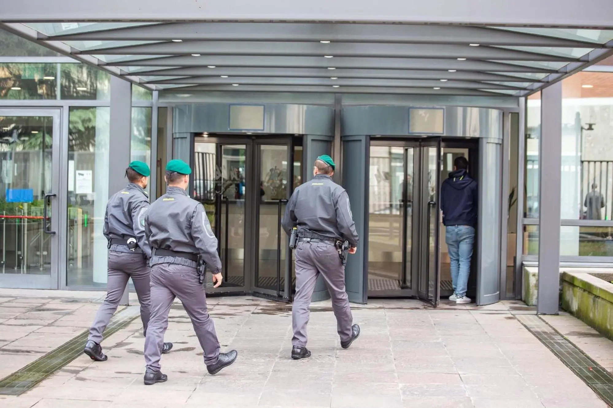 Il nucleo di polizia economico-finanziaria della Guardia di Finanza nella sede di Fondazione Milano-Cortina 2026 a Milano (Ansa)