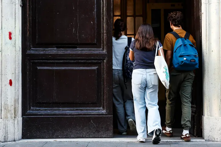 Studente di 16 anni aggredito durante una lezione: frattura allo zigomo