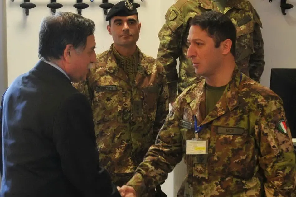 L'onorevole Rossi visita la sala operativa del Raggruppamento a guida Brigata Sassari